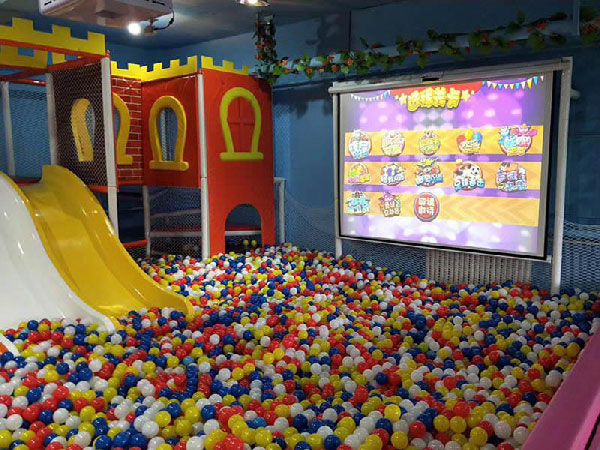 Wall smashing game for indoor playground